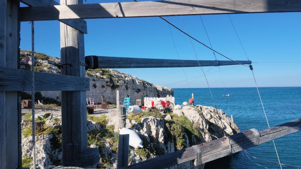 Trabucco de pêche traditionnel à Vieste sur la côte du Gargano, Pouilles