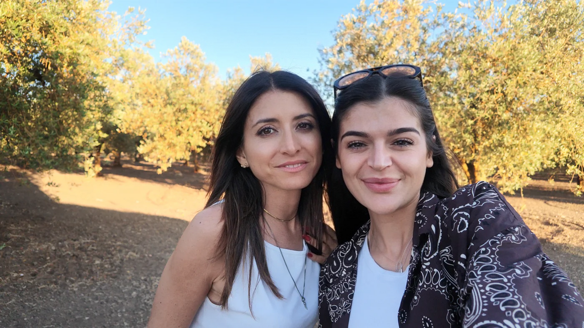 Margot et Antonella dans un verger des Pouilles, voyage de sourcing L'Entrepôt Italien